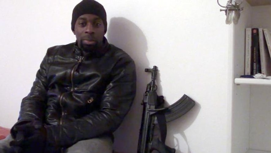 Capture d'écran d'une vidéo postée le 11 janvier 2015 sur les réseaux sociaux islamistes d'un homme se présentant comme Amédy Coulibaly