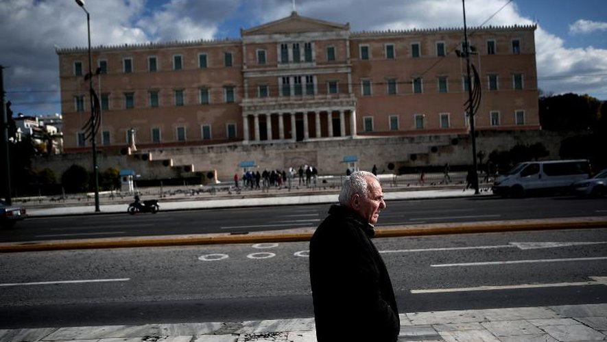 Un homme passe devant le Parlement grec, à Athènes, le 6 janvier 2015