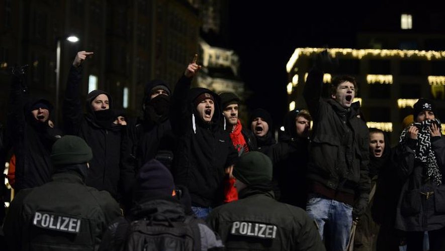 Des manifestants crient leur colère à l'égard du mouvement anti-islam devant des policiers à Dresde, le 12 janvier 2015
