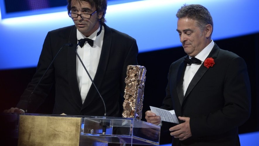 Le producteur français Barthélémy Fougea (g) et le réalisateur français Pascal Plisson reçoivent le César du meilleur documentaire pour le film "Les chemins de l'école", lors de la 39e édition des Césars à Paris le 28 février 2014
