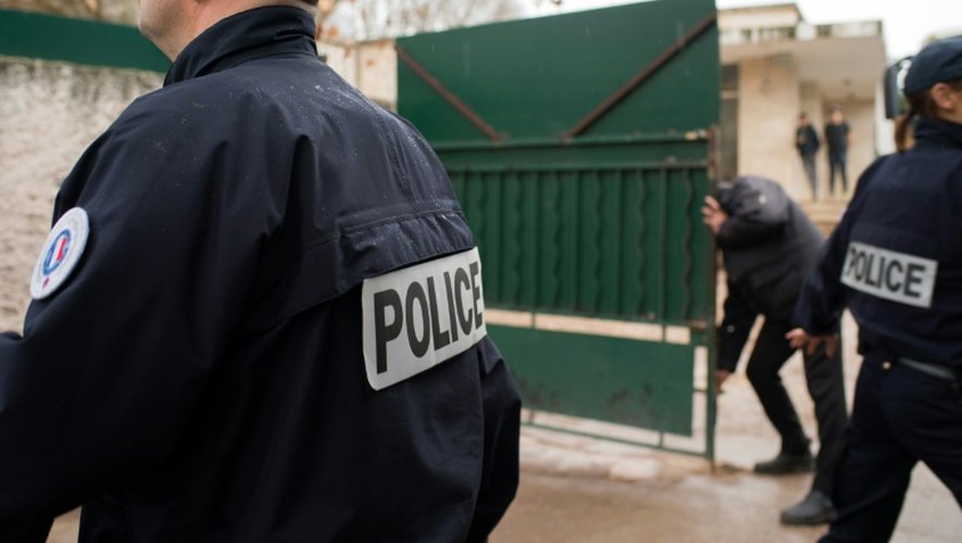 Des policiers montent la garde devant l'école juive "La Source" après l'agression d'un enseignant, le 11 janvier 2016 à Marseille