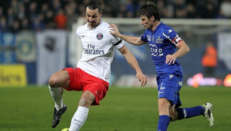 L'attaquant suédois du PSG Zlatan Ibrahimovic (g) lors du match de Ligue 1 contre Bastia, le 10 janvier 2015 à Bastia