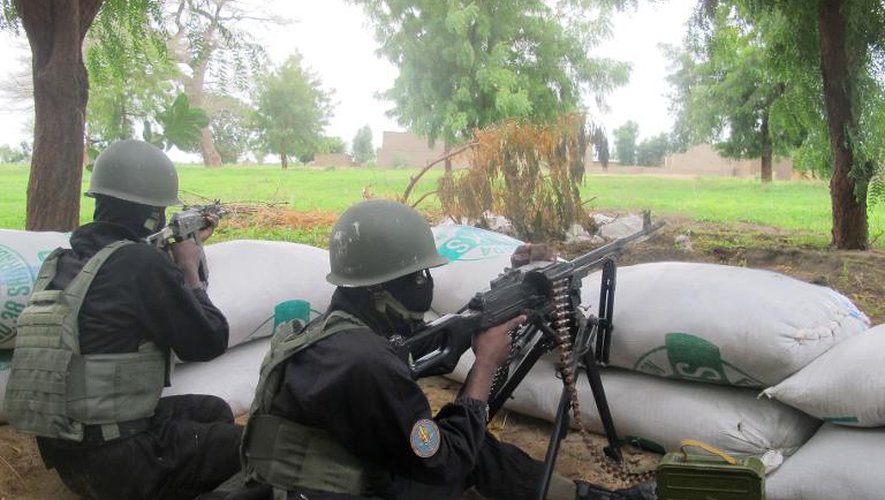 Des policiers camerounais en faction, dans la localité d'Amchide (nord), le 17 juin 2014