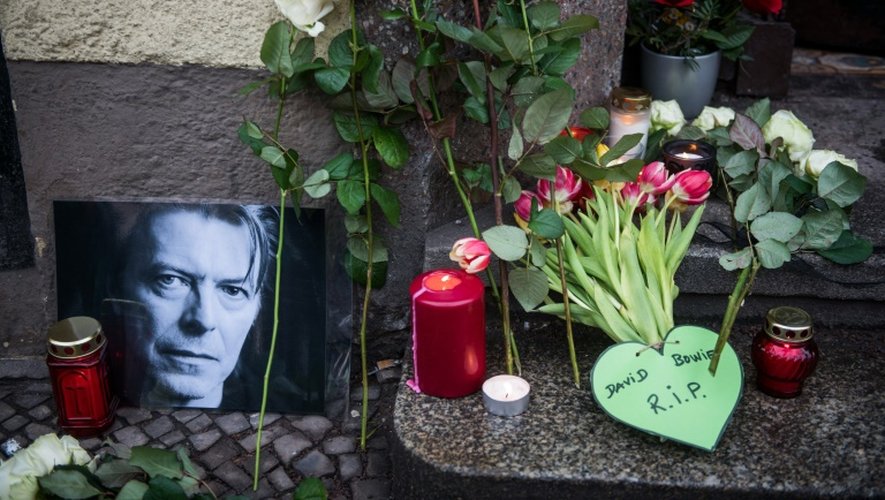 Hommages à la rock star britannique David Bowie devant son ancien domicile à Berlin, le 11 janvier 2016