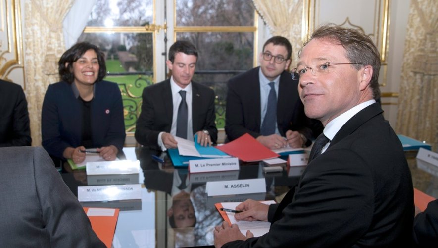 François Asselin (d), président de la CGPME, le 11 janvier 2016 lors d'une rencontre avec le Premier ministre Manuel Valls (c) et la ministre du Travail, Myriam El Khomri (g), à Matignon