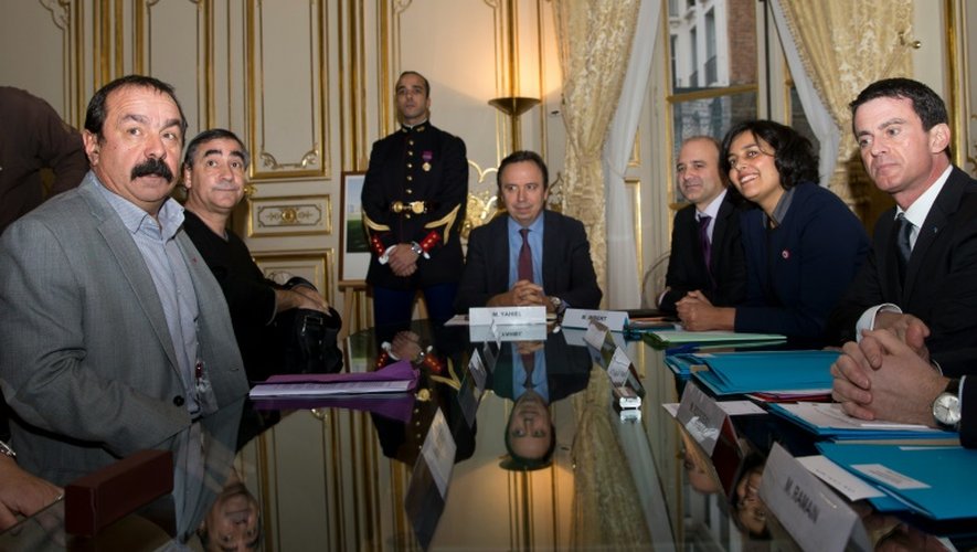 Le secrétaire général de la CGT Philippe Martinez (g) lors d'une réunion sur l'emploi avec le Premier ministre Manuel Valls (d) à Matignon, le 11 janvier 2016