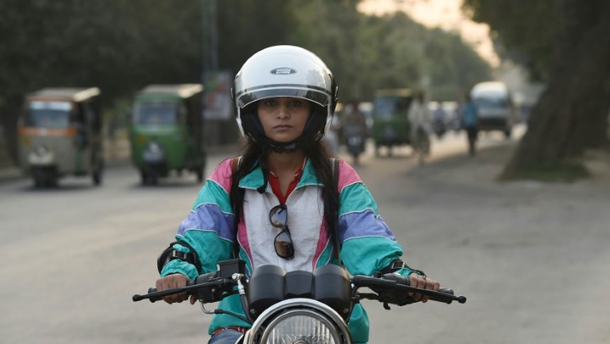 L'étudiante pakistanaise Tayyaba Tariq à moto dans une rue de Lahore, le 9 octobre 2015