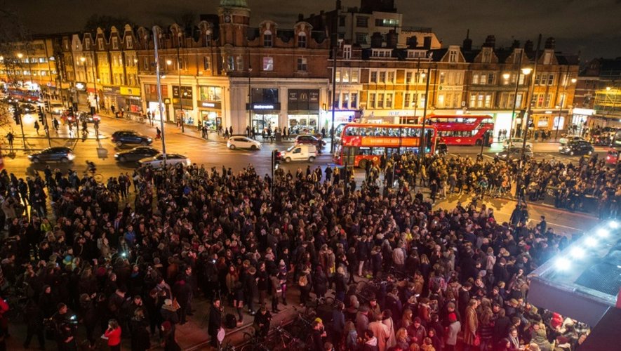 Des Londoniens chantent et dansent dans le quartier d'où était originaire David Bowie, le 11 janvier 2016
