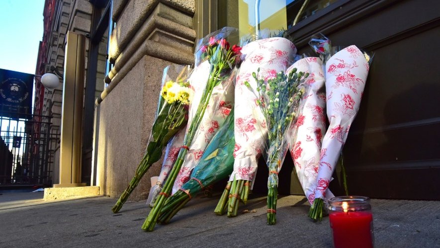 Des larmes et des fleurs ont accueilli lundi à New York l'annonce de la mort de David Bowie