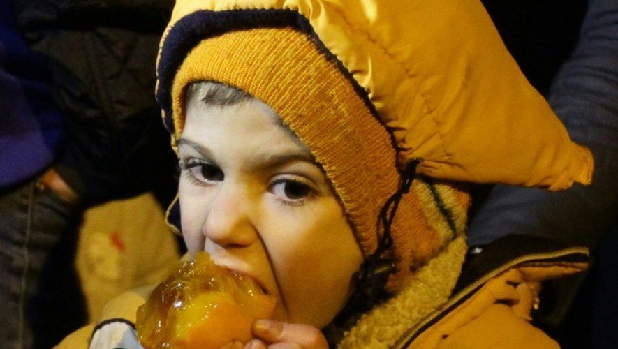 Un enfan syrien mange un fruit le 11 janvier 2016 dans les faubourgs de Madaya