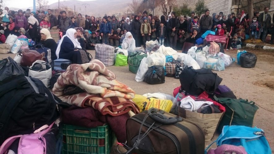 Des civils rassemblés le 11 janvier 2016 à Madaya en attente de l'arrivée de l'aide humanitaire