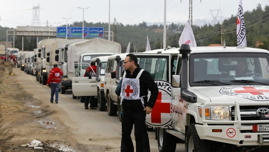 Un convoi d'aide humanitaire de la Croix Rouge aux portes de Madaya en Syrie, le 11 janvier 2015