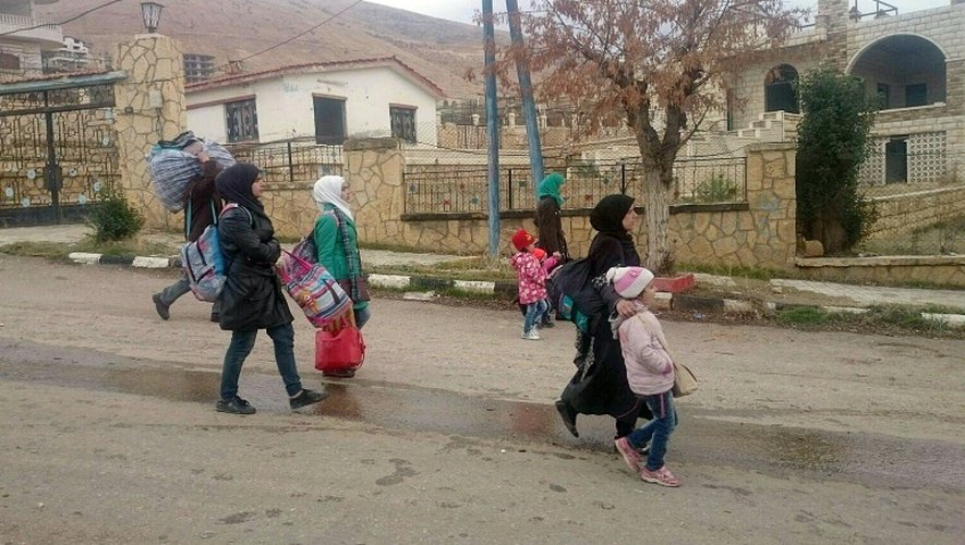Des familles syriennes quittent la ville assiégée de Madaya le 11 janvier 2016 en Syrie