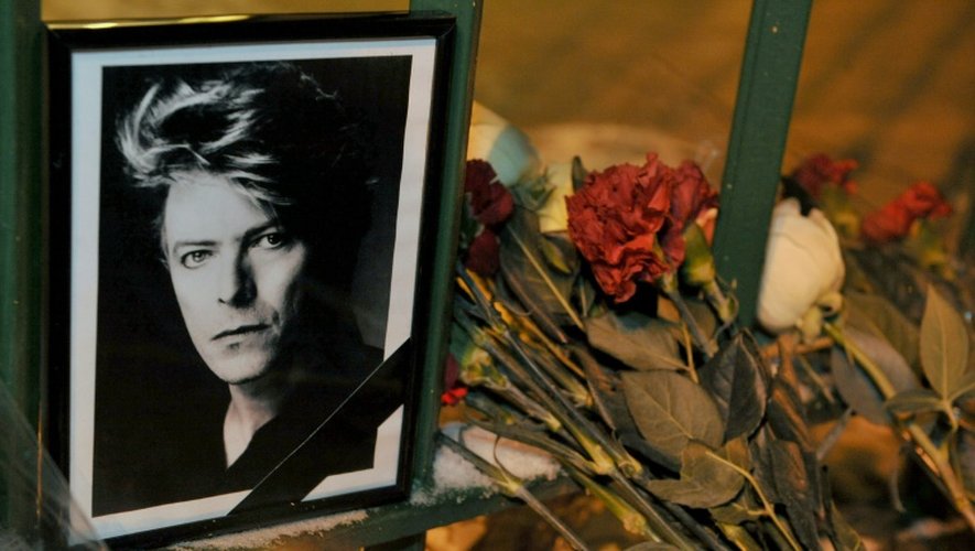 Des fleurs devant le portrait de David Bowie le 11 janvier 2016 à Saint-Petersbourg
