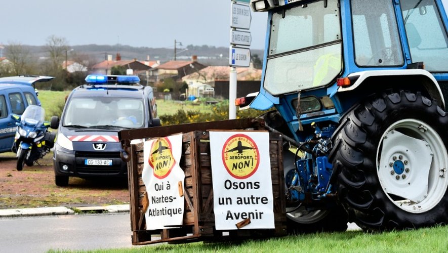 Des opposants à un projet d'aéroport international près de Nantes protestent avec des tracteurs le 11 janvier 2016 à Viais