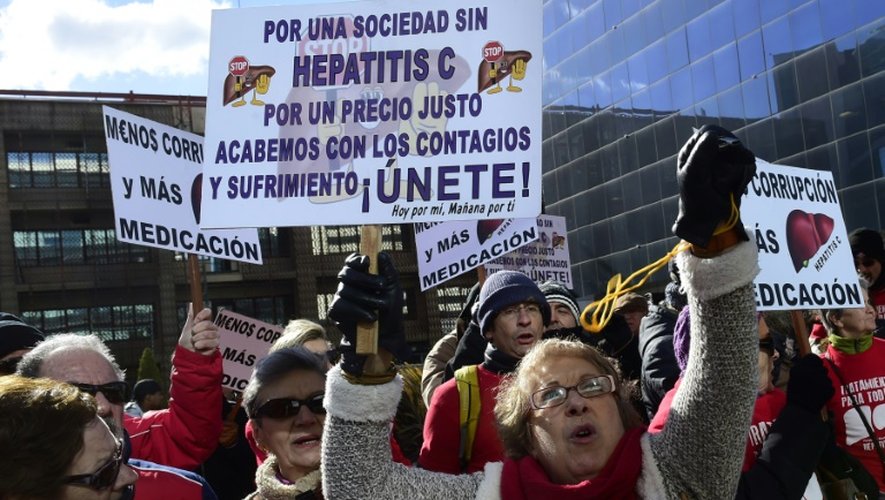 Manifestation de malades de l'hépatite C et de leurs partisans devant un laboratoire Gilead à Madrid le 5 février 2015