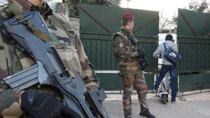 Des militaires surveillent l'accès à l'école juive La Source à Marseille le 12 janvier 2016
