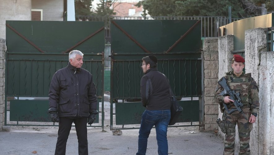Un militaire surveille l'accès à l'école juive La Source à Marseille le 12 janvier 2016