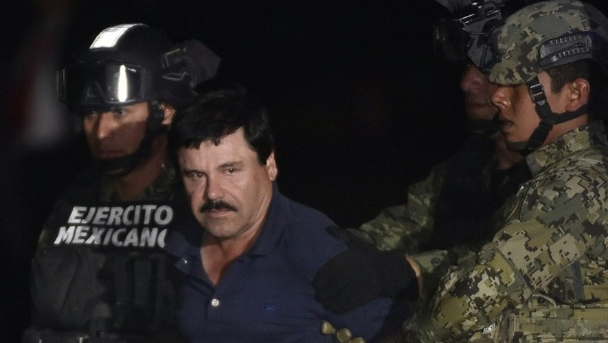 Le narcotrafiquant Joaquin "El Chapo" Guzman emmené à l'aéroport de Mexico  le 8 janvier 2016 après son arrestation à Los Mochis