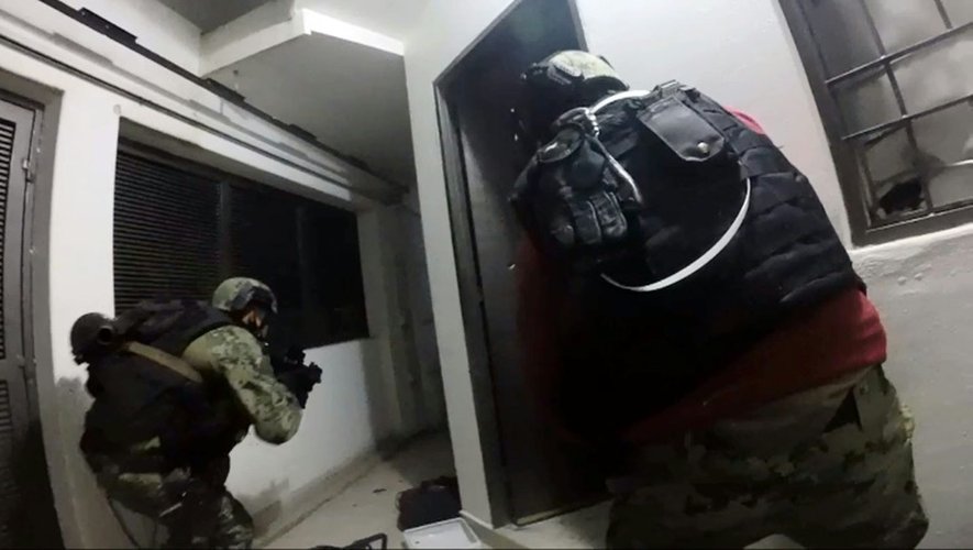 Capture d'écran d'une video fournie le 11 janvier 2016 par la marine mexicaine de l'opération menée  dans la maison où Guzman s'était réfugié à Los Mochis 