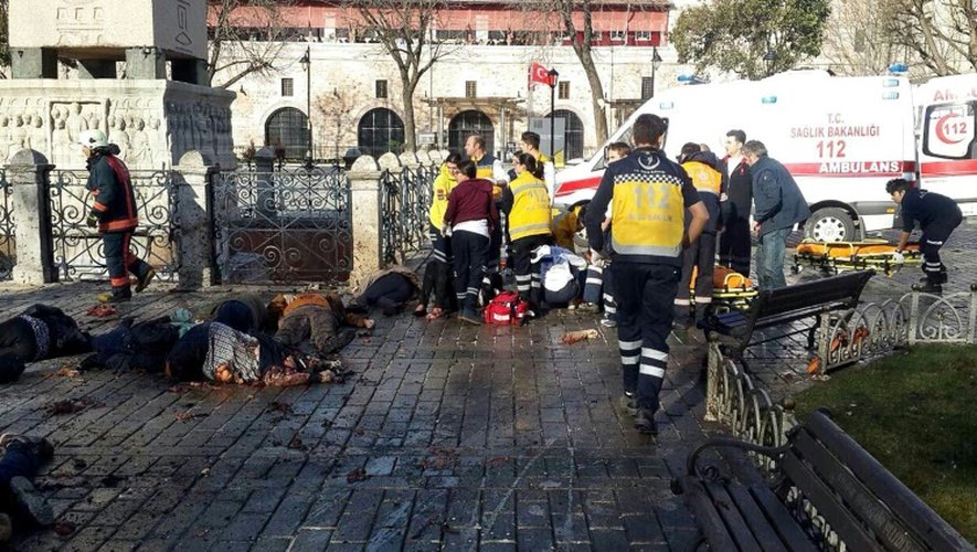 Les secours se pressent autour des victimes d'une violente explosion le 12 janvier 2016 à Istanbul