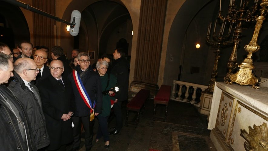 Bernard Cazeneuve visite le 11 janvier 2016 l'église Saint-Louis à Fontainebleau détruite par un incendie la veille
