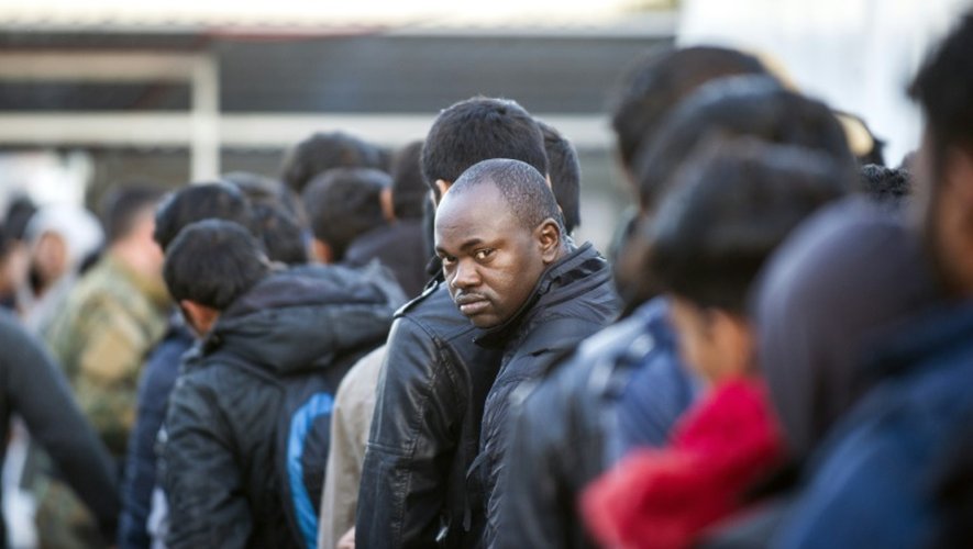 Des migrants attendent un train vers la Serbie près de Gevgelija à la frontière entre la Grèce et la Macédoine le 5 novembre 2015