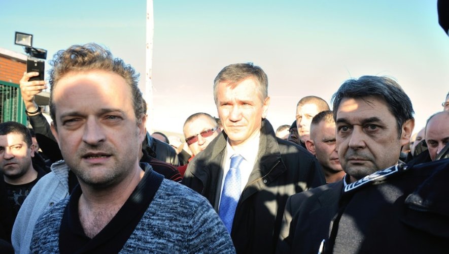 Le syndicaliste CGT Mickaël Wamen (g) à côté de Bernard Glesser, DRH de l'usine Goodyear qui vient d'être séquestré, le 7 janvier 2014 à Amiens