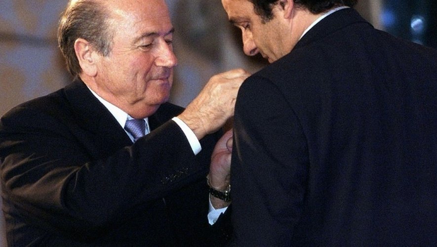 Le président de la Fifa Sepp Blatter et Michel Platini tout juste entré au Comité exécutif de la Fifa, le 29 mai 2002 à Séoul