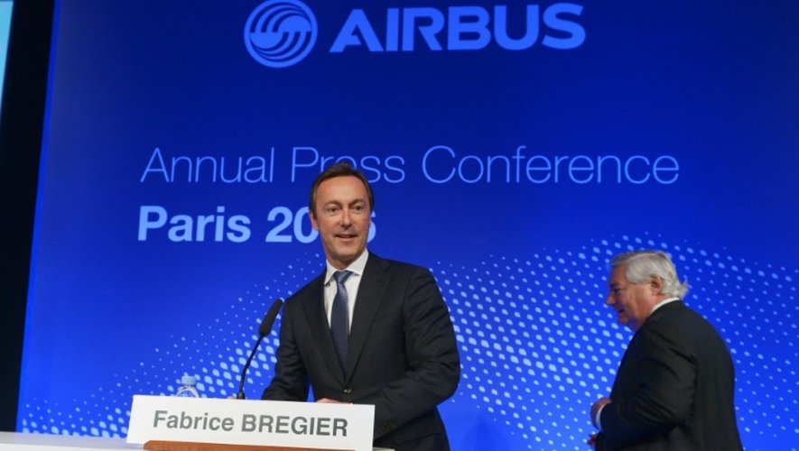 Le PDG d'Airbus Fabrice Brégier (G) lors de la conférence de presse annuelle du groupe le 12 janvier 2016 à Paris