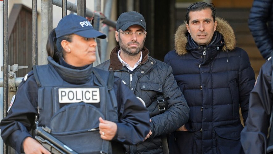 Benjamin Amsellem, l'enseignant juif victime d'une agression à la machette, et son avocat Fabrice Labi, à leur sortie le 12 janvier 2016 du commissariat principal à Marseille