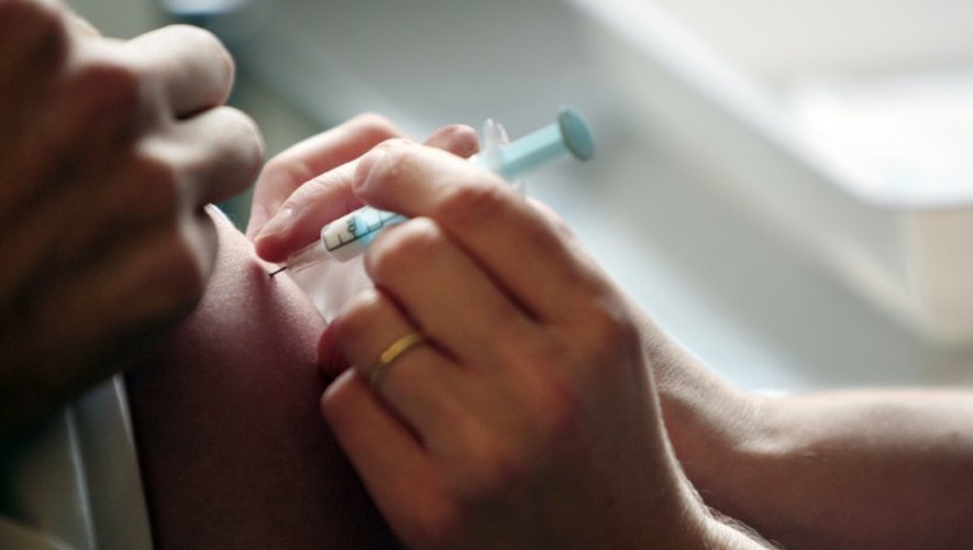 Une infirmière vaccine un employé de l'hôpital Necker, le 20 octobre 2009 à Paris.