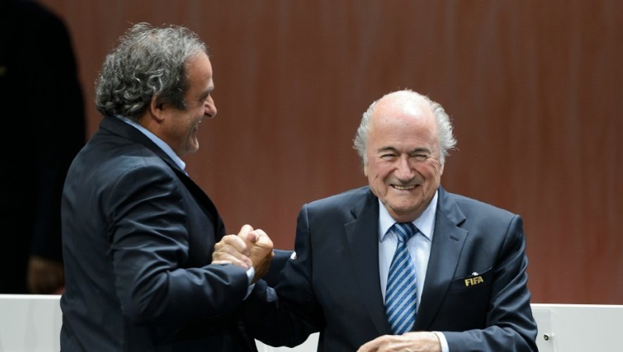 Le président de la Fifa Sepp Blatter félicité par celui de l'UEFA Michel Platini après sa réélection, le 29 mai 2015 à Zurich