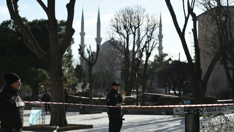 Des policiers interdisent l'accès au quartier de la Mosquée bleue, après une forte explosion le 12 janvier 2016 à Istanbul