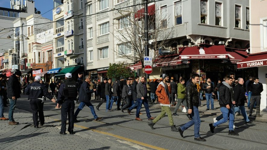 Le quartier touristique de Sultanahmet évacué par la police après une violente explosion le 12 janvier 2016 à Istanbul