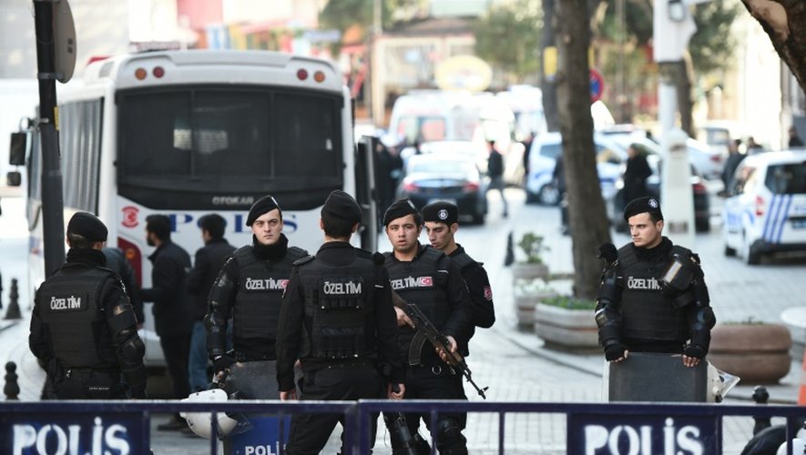 Cordon de police autour de la Mosquée bleue le 12 janvier 2016 à Istanbul