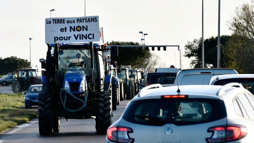 Tracteurs d'opposants au projet d'aéroport de Notre-dame-des-Lanes sur une route qui mène à Nantes, le 12 janvier 2016