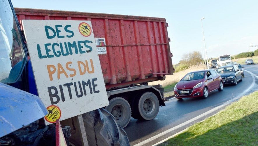 Un tracteur d'opposants au projet d'aéroport de Notre-dame-des-Landes sur une route qui mène à Nantes, le 12 janvier 2016