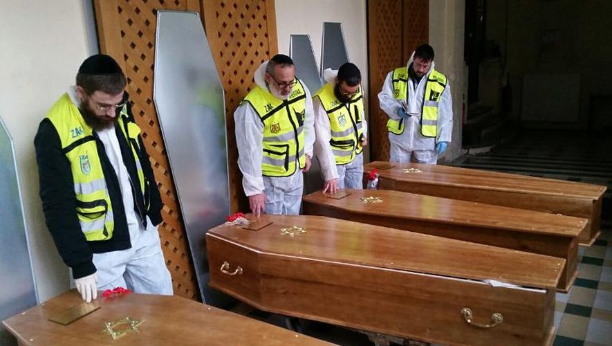 Les cercuils des des quatre juifs tués à Paris, le 12 janvier 2015 à Paris avant leur départ pour Israël