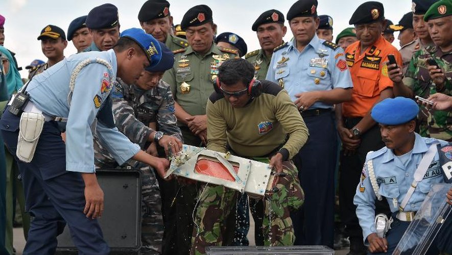 La première boite noire de l'avion d'AirAsia, remontée du fond de la mer de Java, transportée par les enquêteurs indonésiens le 12 janvier 2015 à Pangkalan Bun