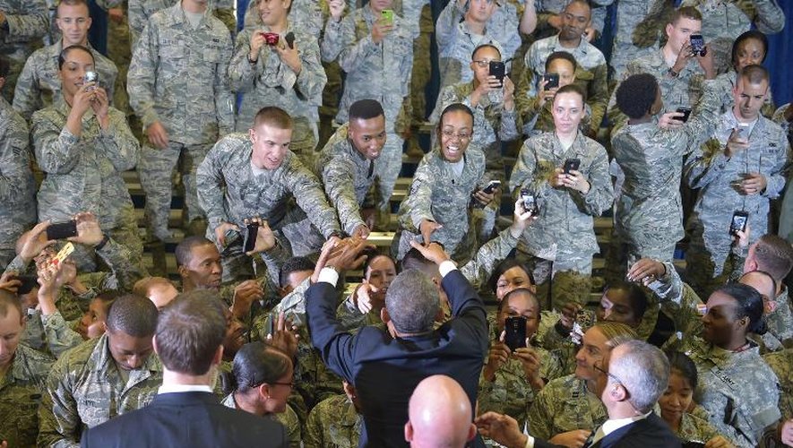 Le président Obama salue des militaires lors de sa visite au centre de commandement américain en Floride, le 17 septembre 2014