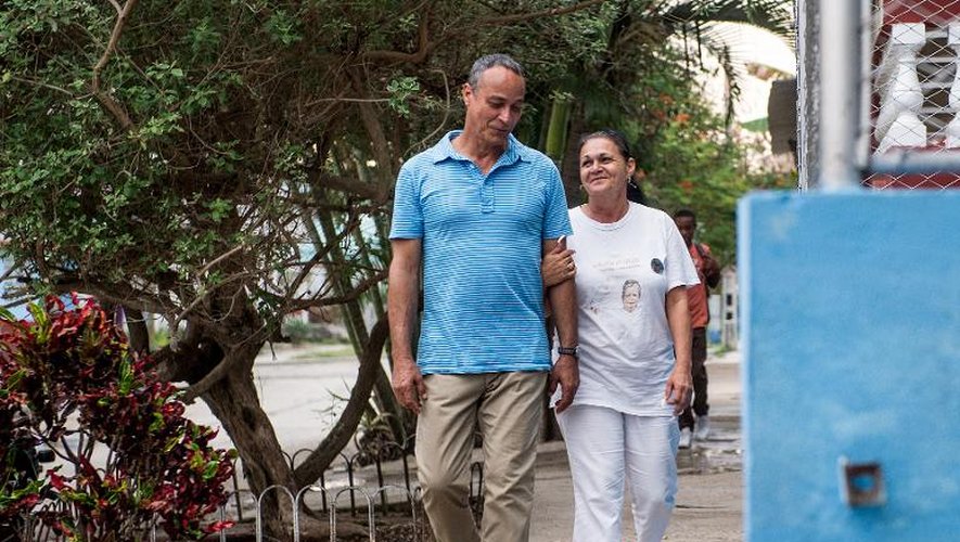 Le dissident cubain Angel Figueredo accompagné de son épouse Haydee Guallardo, le 12 janvier 2015 à La Havane après sa sortie de prison