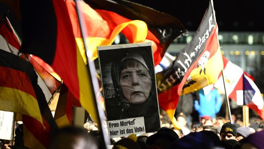 La chancelière allemande Angela Merkel brocardée par des manifestants anti-islam, le 12 janvier 2015 à Dresde, en Allemagne
