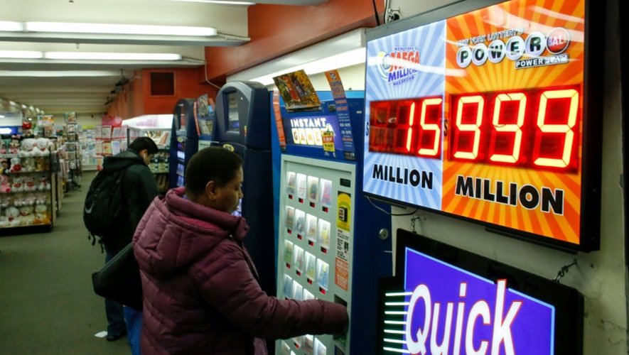 Un client achète un ticket pour la loterie américaine Powerball, le 12 janvier 2016 à New York