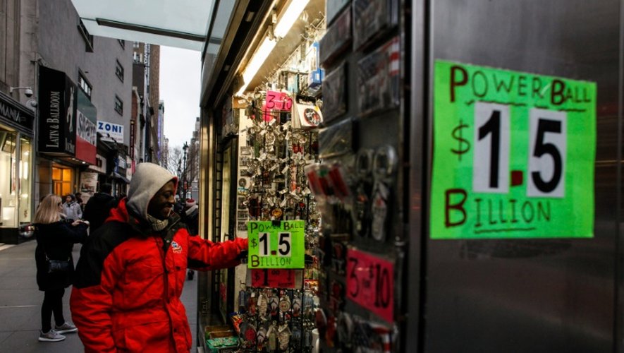 Un homme achète un ticket pour la loterie américaine Powerball, le 12 janvier 2016 à New York
