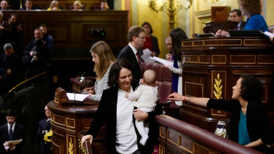 La députée de Podemos Carolina Bescansa au Parlement avec son bébé de moins d'un an dans les bras à Madrid, le 13 janvier 2016