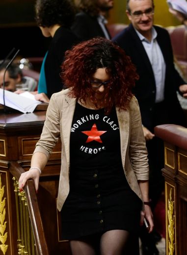 Une députée du parti de gauche radicale Podemos au Parlement espagnol à Madrid, le 13 janvier 2016
