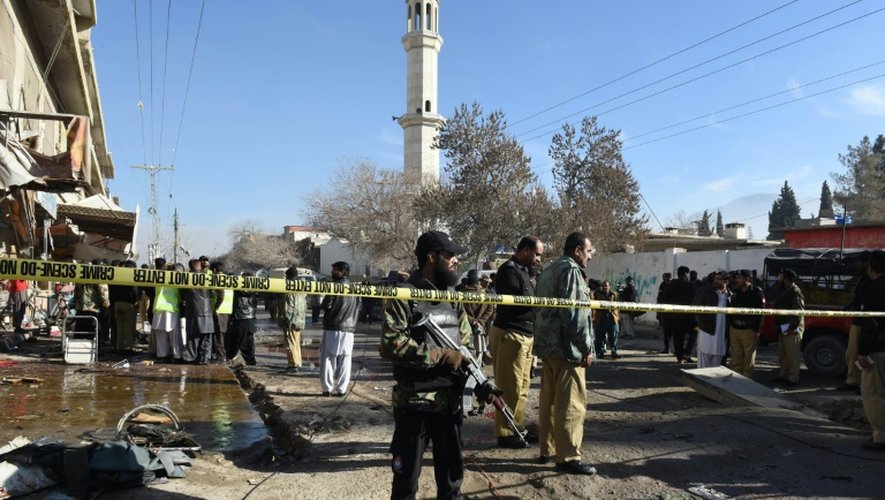 Les forces de sécurité pakistanaises sécurisent le site d'une explosion qui a fait 15 morts, à Quetta, dans le sud-ouest du pays, le 13 janvier 2016