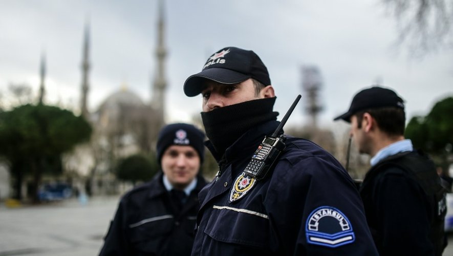 Des policiers aux abords de la mosquée bleue dans le centre d'Itanbul, le 13 janvier 2016