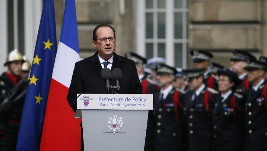 François Hollande lors de l'hommage le 13 janvier 2015 à la préfecture de police de Paris aux trois policiers tués